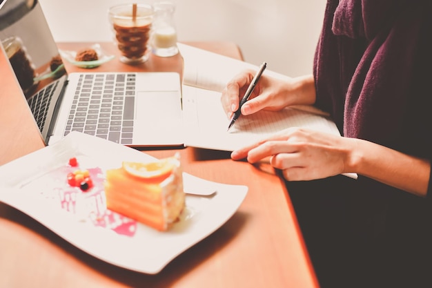 Osoba pisząca wiadomość