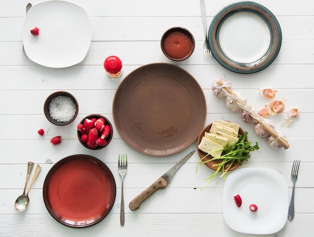 Stół z trzema talerzami